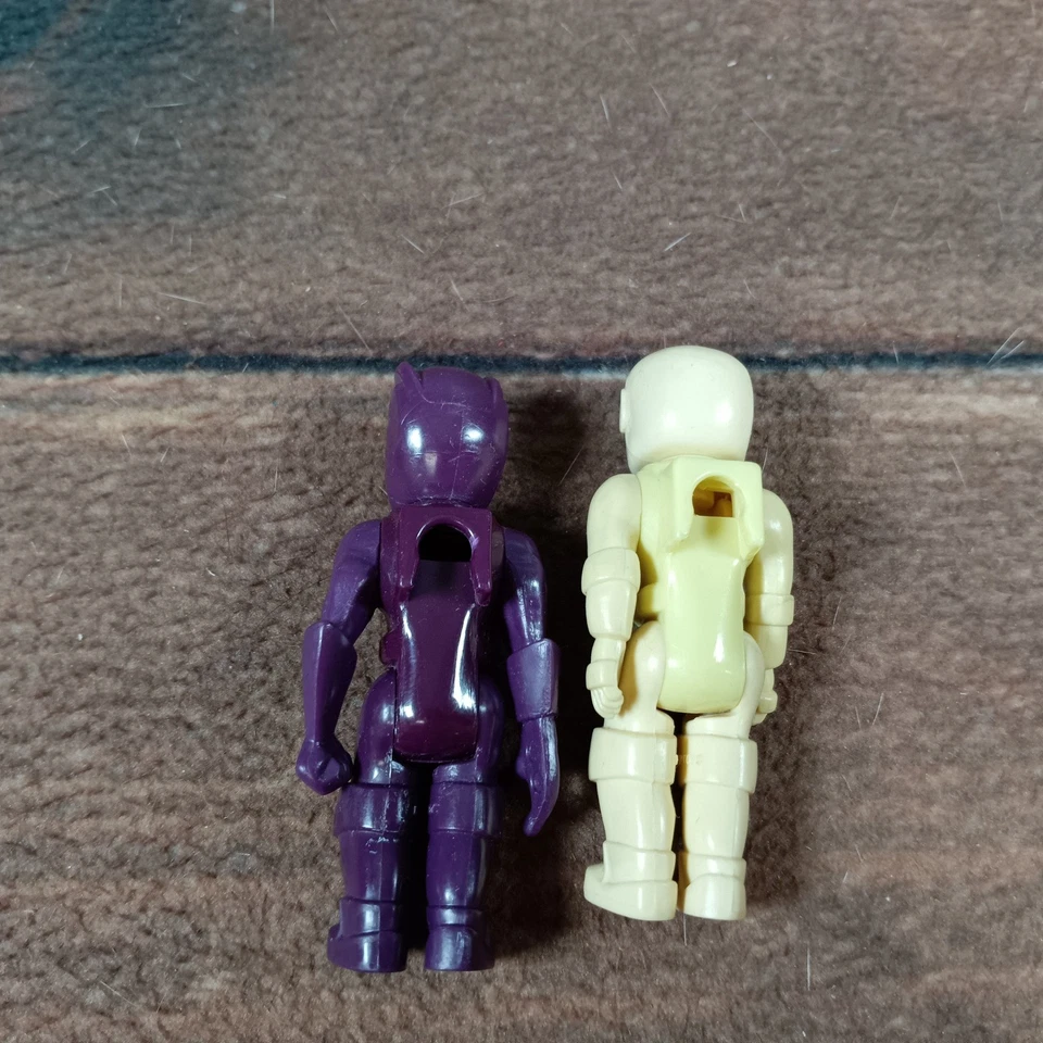 Lote de figuras protectoras energizadas Remco de colección robot púrpura y astronauta blanco Foto 2 de 2