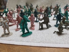 Vintage Plastic Toy Army Men Mixed Colors Soldiers Lot of 75