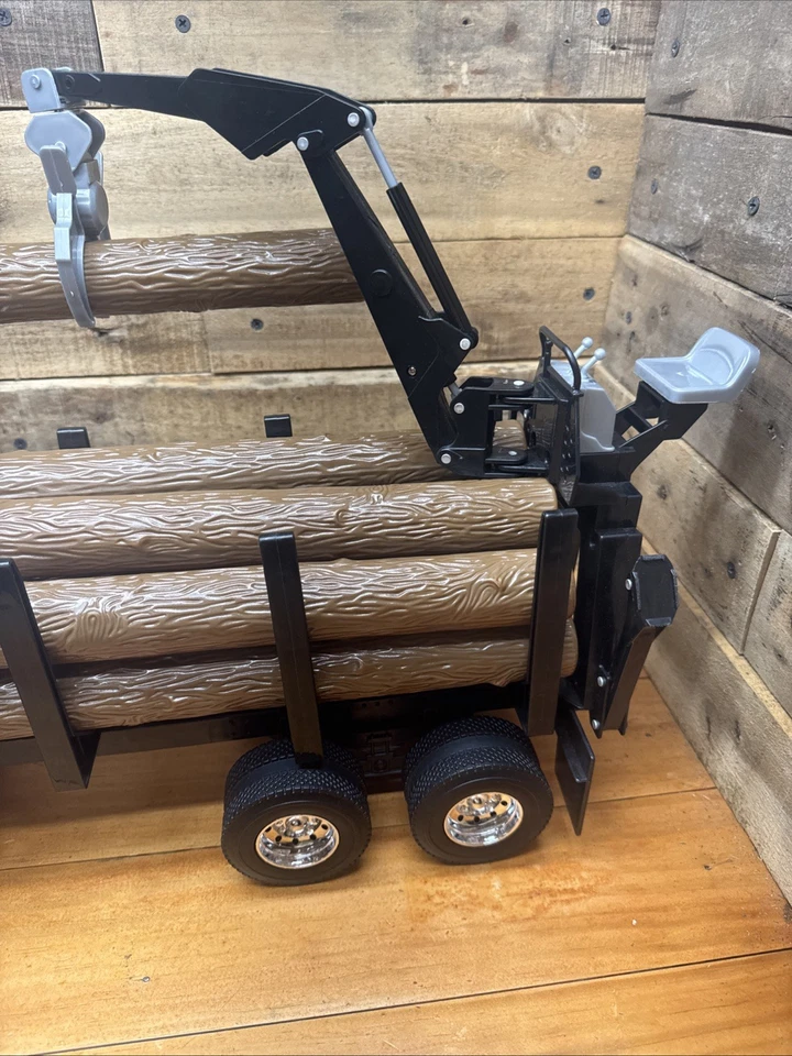 Peterbilt 1/16 Scale Farm Semi Log Truck 20” ERTL Model 367 Lights Sounds w Logs - Image 4 of 4