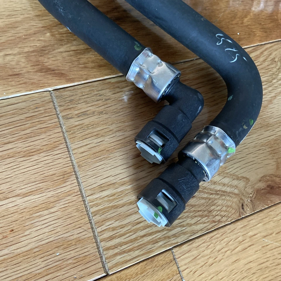 Manguera de enfriador de aceite de motor Ford 2009-2019 BA8Z-6A715-A nueva Foto 2 de 4