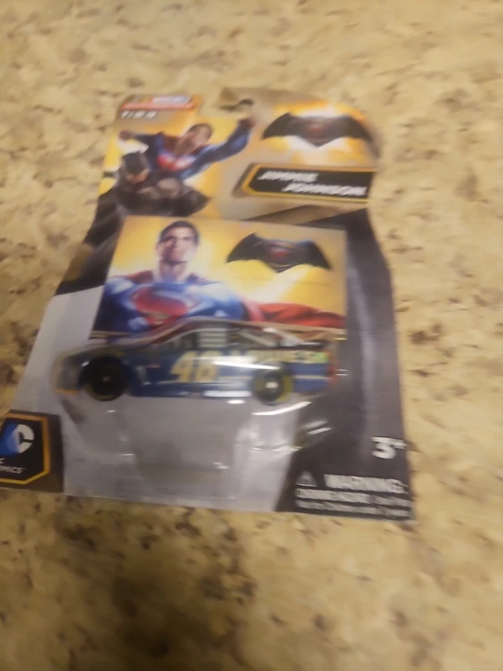 Подлинный гоночный автомобиль NASCAR Джимми Джонсона из Superman Batman Lowes Kobalt 1:64 Lionel - Изображение 4 из 4