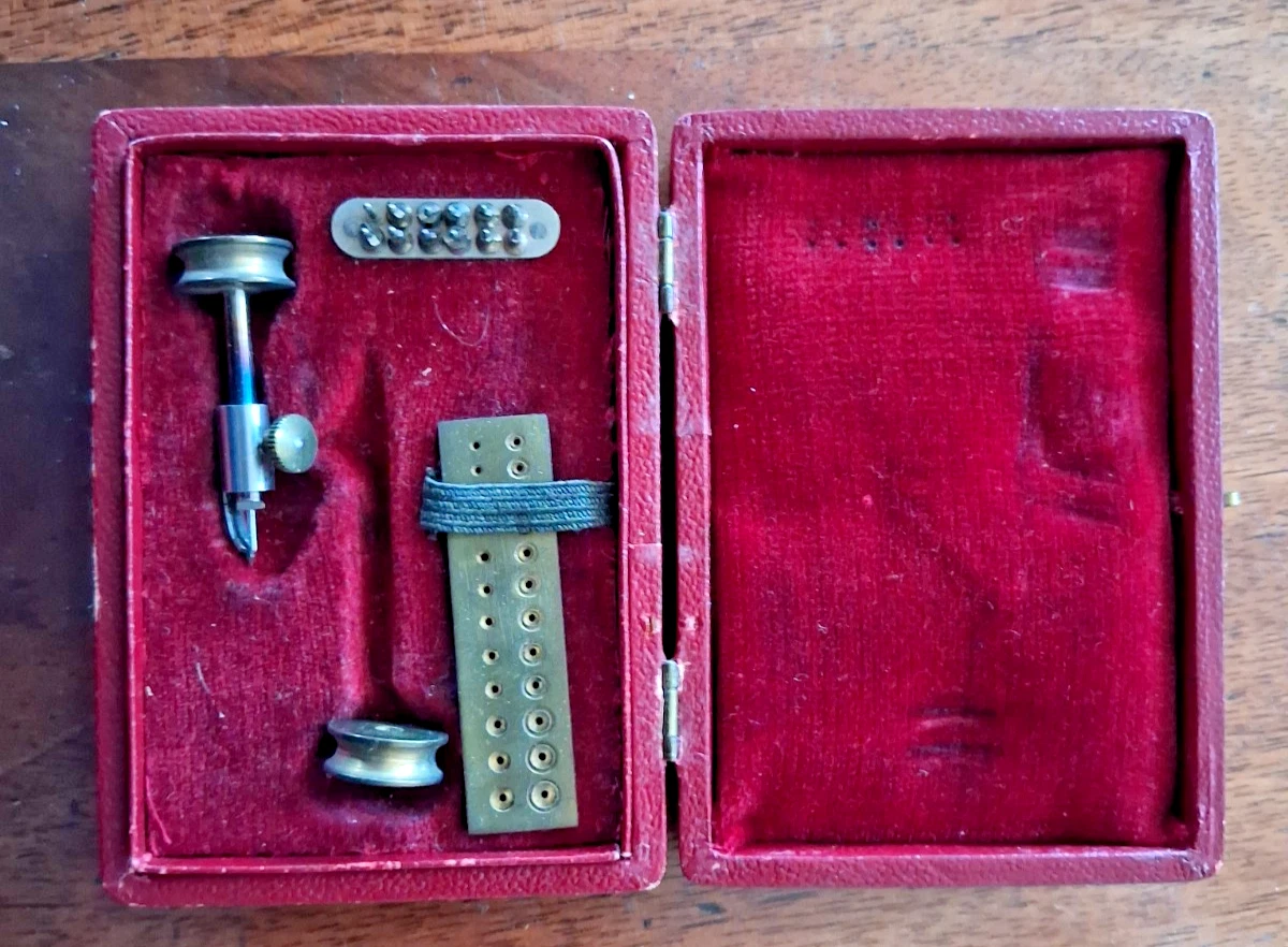 Étui De 10 Clés Anciennes Pour Horloge - Outillage Horloger Du Début XXème - Dépanneur