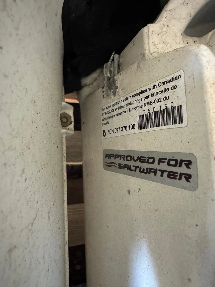 Motor fueraborda Evinrude E-Tec 2012 130 HP, eje de 25", E130DPXINA Foto 2 de 4