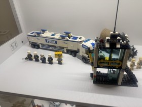 LEGO CITY Police Headquarters 7744 Complete Set Vehicles Minifigures included 