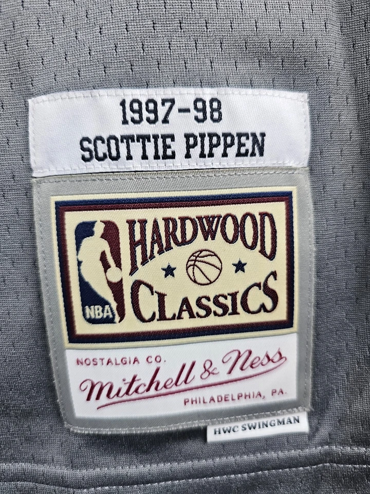 Camiseta deportiva de metal Mitchell Ness grande de los Chicago Bulls Scottie Pippen #33 1997-98 de la NBA Foto 3 de 4