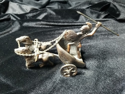 Vintage Messing römischer oder griechischer Streitwagen Soldat Figur mit Speer und Pferden