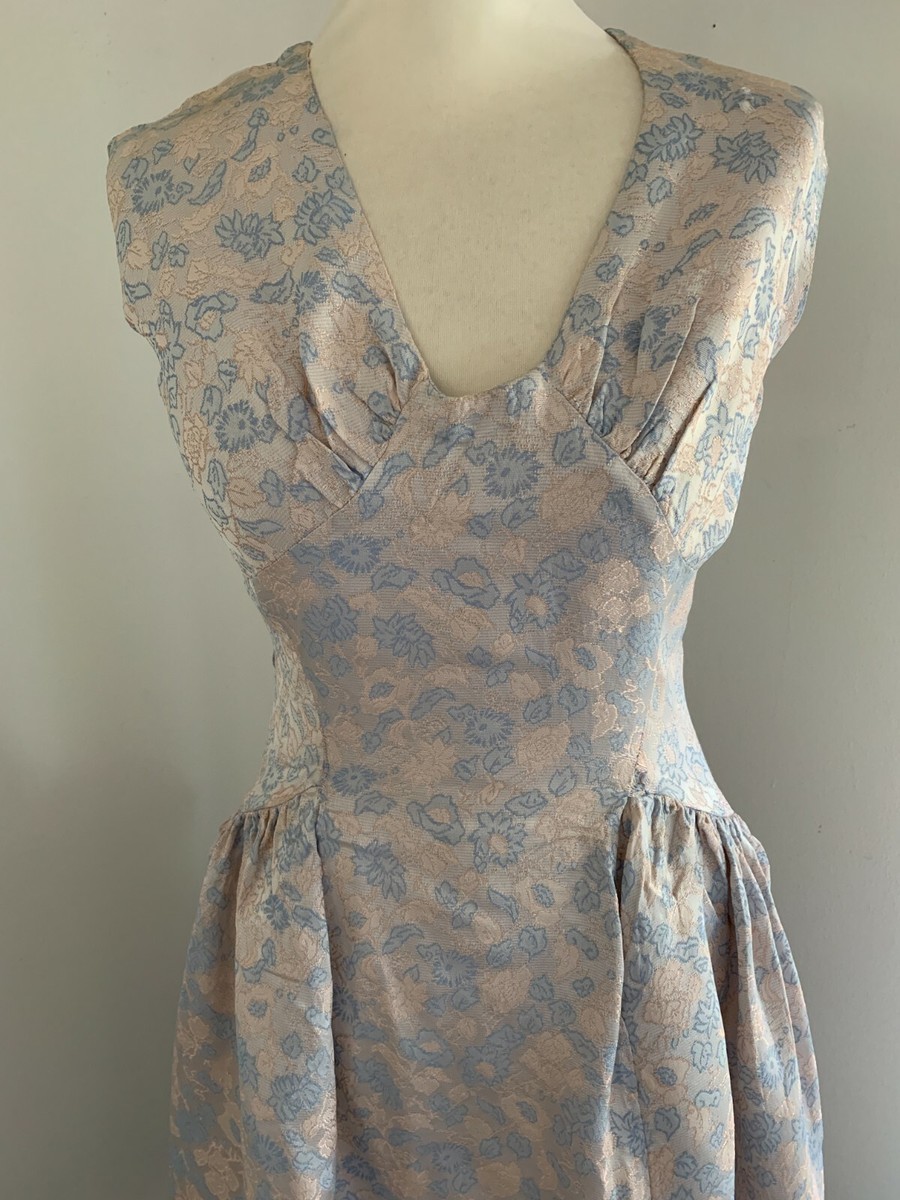 Ancienne robe en satin broché griffée Sous le signe de Paris