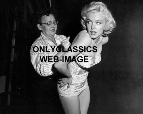 1949 SEXY HOT MARILYN MONROE PUTTING ON SWIMSUIT CANDID PHOTO CHEESECAKE PINUP - Picture 1 of 1