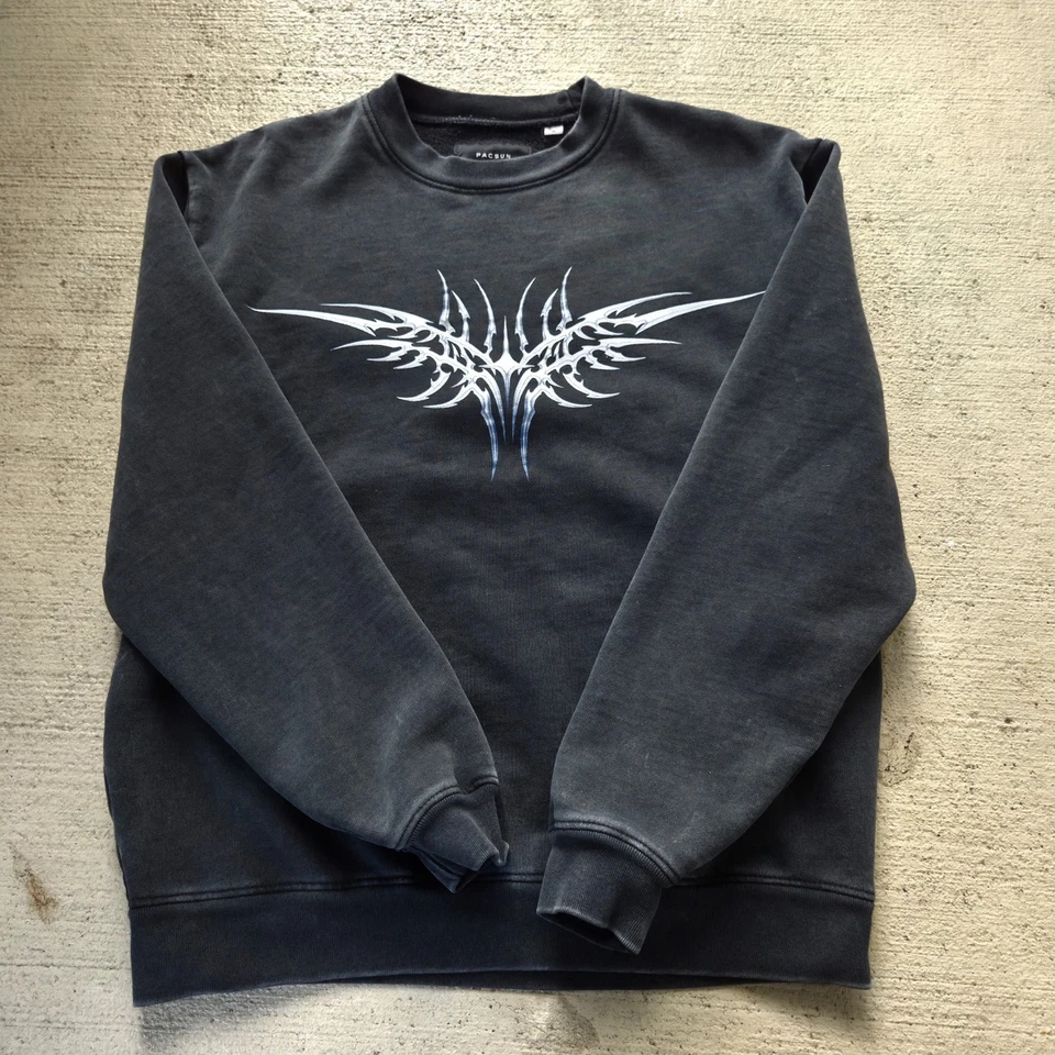 Sudadera con Capucha Pacsun Y2k Cuello Redondo M Estampado Tribal Columna Vertebral Foto 2 de 4