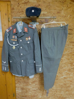 NVA MfS Fallschirmjäger Uniform Stabsgefreiter Fallschirmjäger mit Abzeichen
