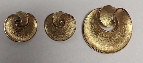 Vintage CROWN TRIFARI Jewelry Set Brooch Pin Earrings Swirl Goldtone Signed 1.75