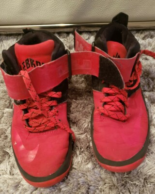 Boys Nike Air Max Lebron Akronite Mid Top Basketball Shoes Black Red Sz 4.5Y