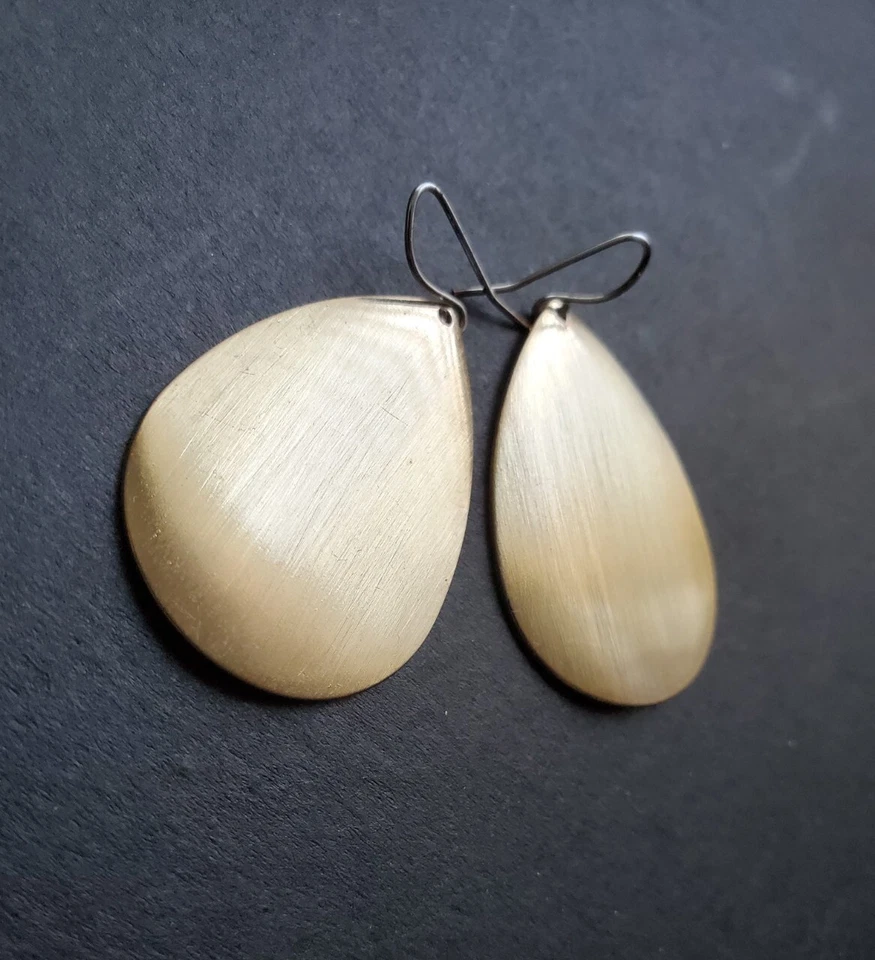 Hermosos pendientes de oro cepillado con forma de pera gota lágrima Sheila Fajl Foto 3 de 4