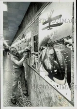 1980 Press Photo Perry C. Riddle works on Sun-Times photo gallery in Chicago