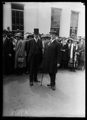 Photo:[Men and crowd at White House, Washington, D.C.]