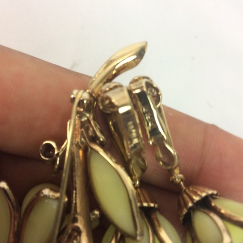 Vtg Crown Trifari Pat. Pend. Yellow Glass Gold tone pin brooch Earrings Set - Picture 7 of 9