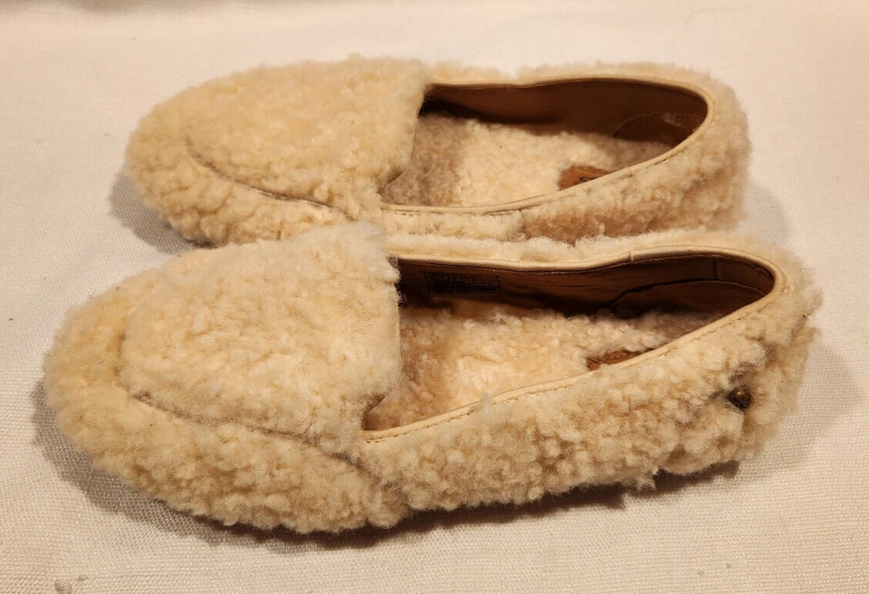 Chinelo/mocassim feminino UGG TAMANHO EUA 7 S/N 1095108 BEGE - Imagem 4 de 4