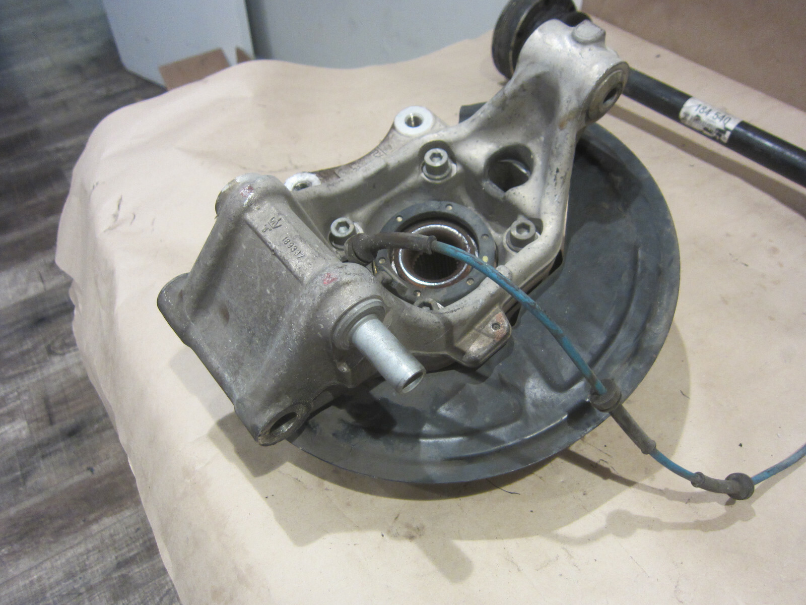 Maserati 4200 - LH Rear Stub Axel - Knuckel -W/ Bearing - P/N 189335