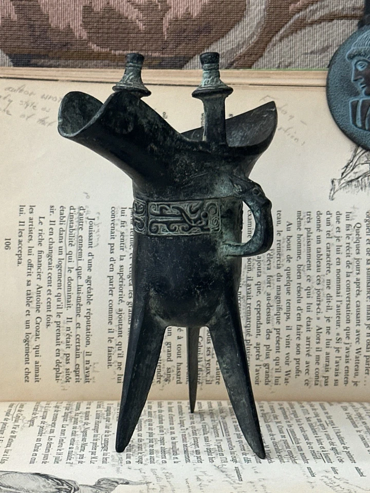 Vaso de vinho antigo chinês bronze da dinastia Shang Dragon Beast copo jue - Imagem 2 de 4