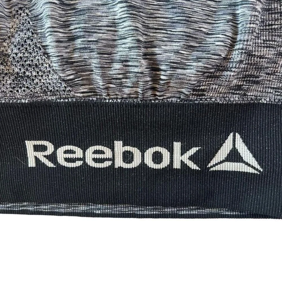 Sujetador deportivo Reebok tirantes cruzados pequeños. Negro y gris, ropa de entrenamiento Sm Foto 3 de 4