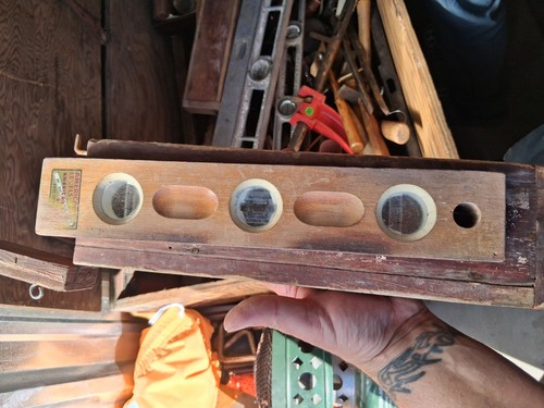 American heritage Wood level 24 in with hardwood case