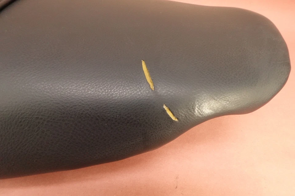 Selim de assento 2004 99-04 Triumph Sprint RS - Imagem 2 de 4