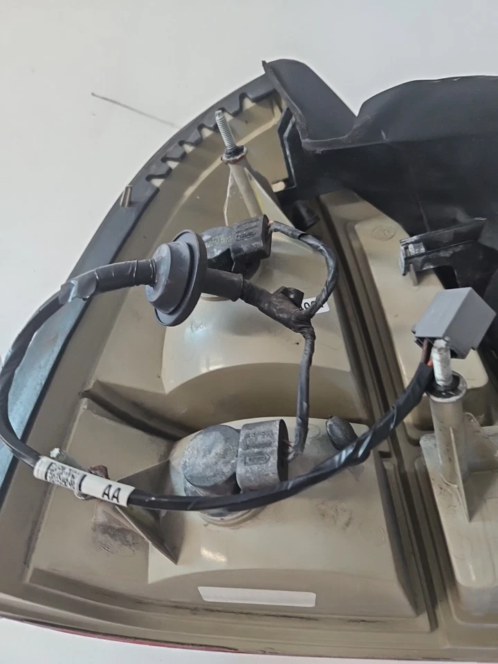 Luz trasera derecha del lado del pasajero Lincoln Town Car 2003-2011 OEM Foto 3 de 4