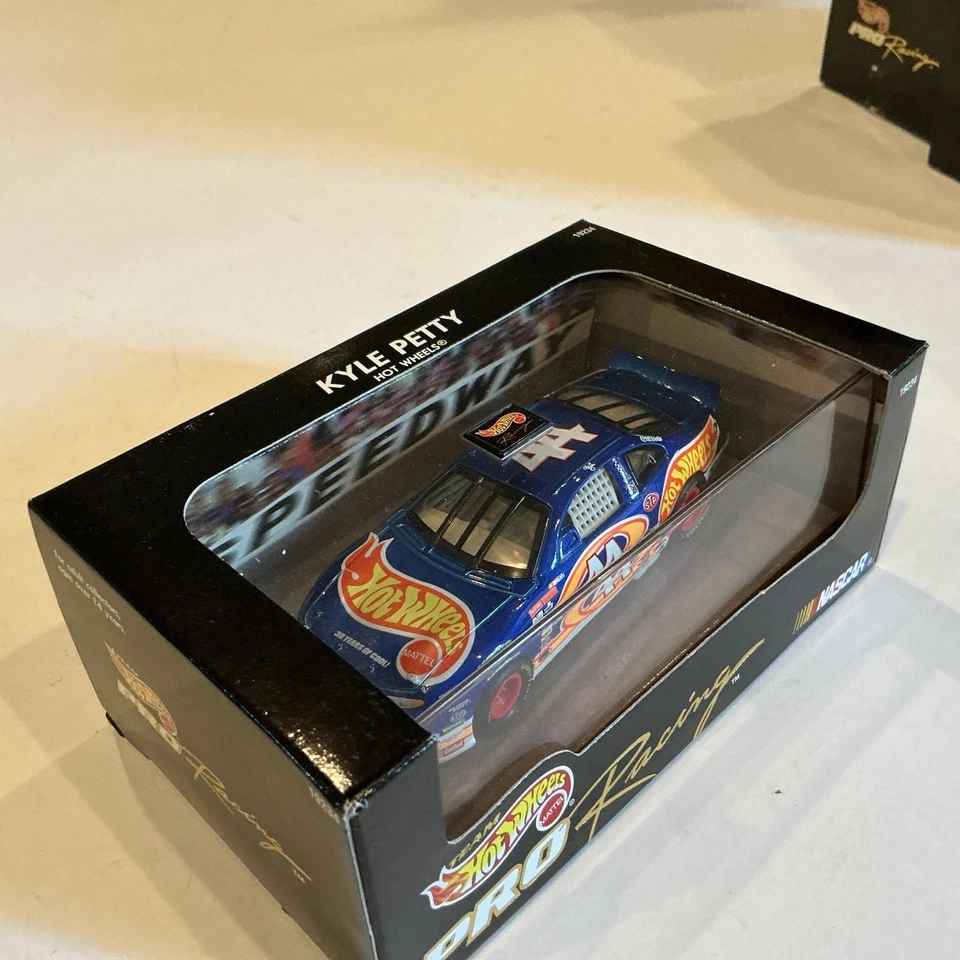 Hot Wheels Pro Racing 1997 1/43 NASCAR #44 Kyle Petty Hot Wheels Pontiac GP Foto 2 de 3