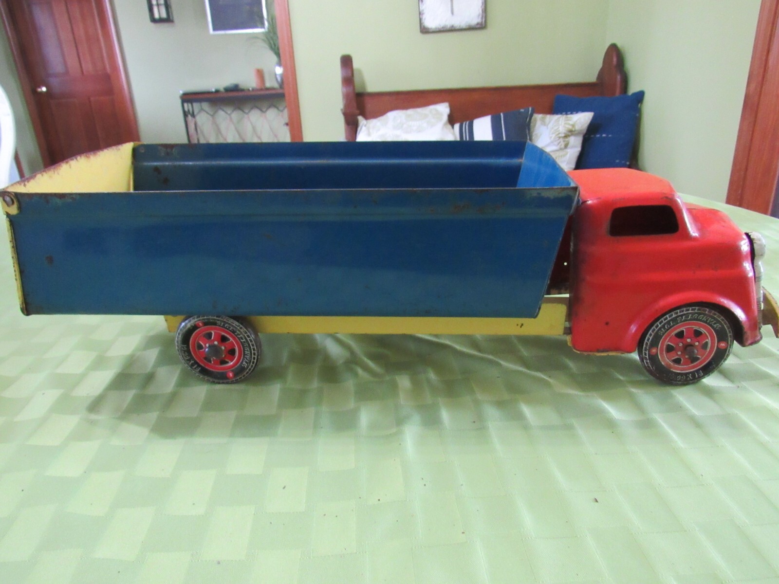 VINTAGE ALL ORIGINAL WYANDOTTE PRESSED STEEL TRUCK WITH DUMP BED