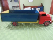 VINTAGE ALL ORIGINAL WYANDOTTE PRESSED STEEL TRUCK WITH DUMP BED