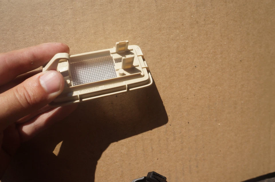 2010-2012 LEXUS RX350 RX450h FRONT SUNVISOR VANITY DOME LIGHT LEFT or RIGHT OEM - Image 3 of 3