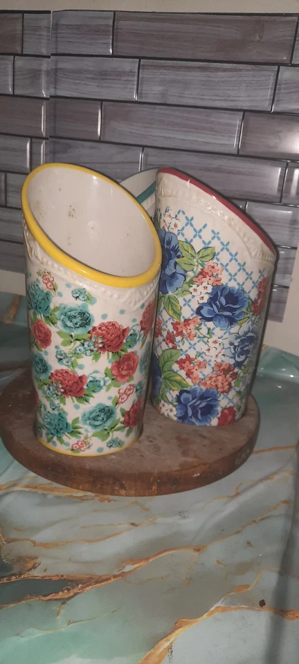 Soporte para utensilios de cerámica The Pioneer Woman floral medley de 3 compartimentos base de madera Foto 3 de 3