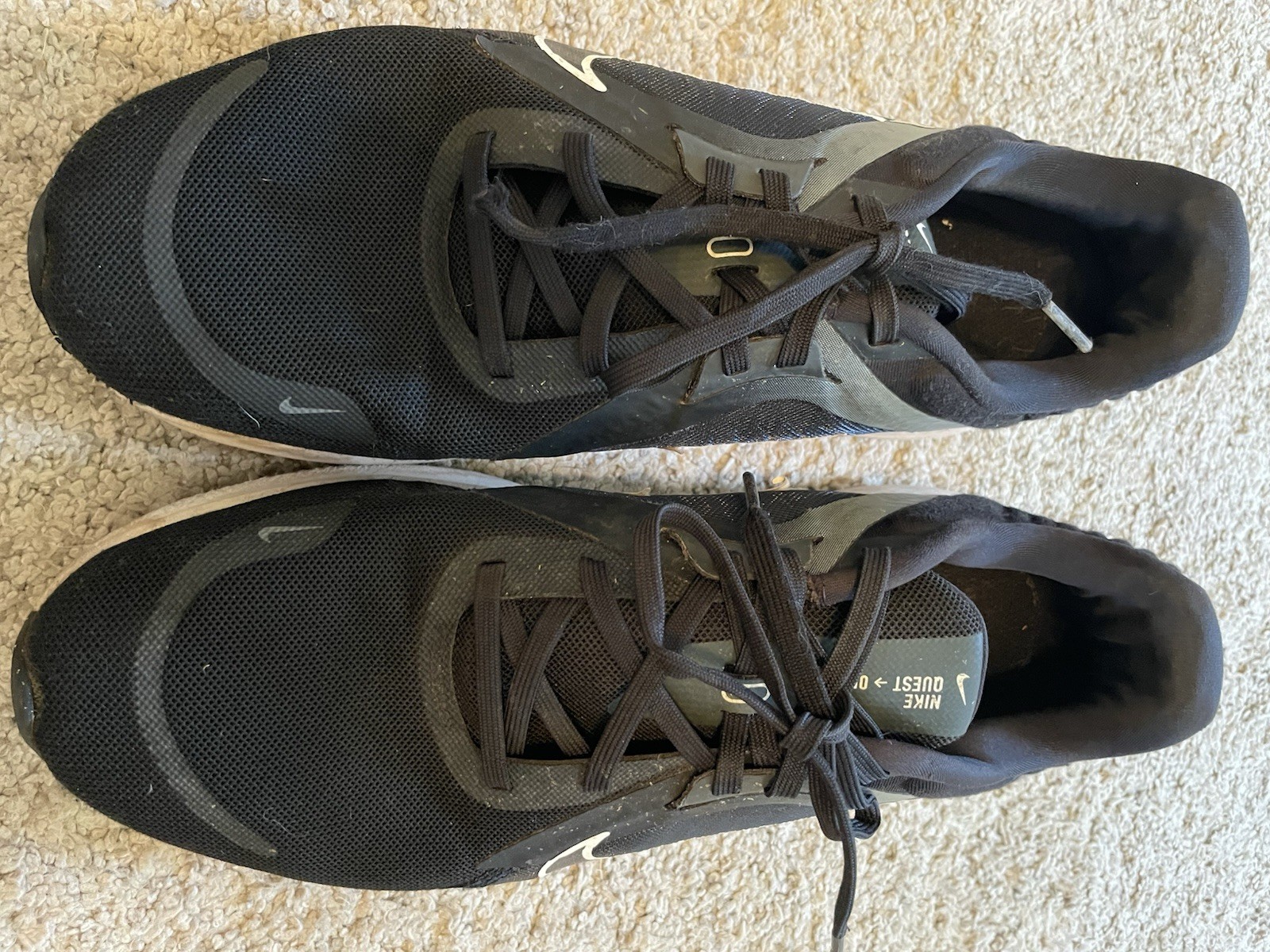 SAOLA Scarpe da corsa su strada Nike Quest 5 nere bianche grigio fumo da uomo taglia 10 DD0204 001