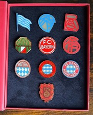 FC Bayern München / Pin-Box - 125 Jahre / Logos des FC Bayern / 10 Pins / selten
