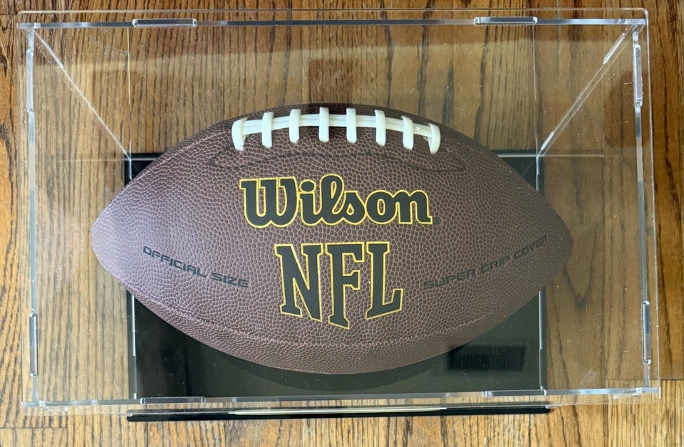 Fútbol americano firmado por Tom Brady con vitrina etiquetada personalizada y certificado de autenticidad Foto 3 de 4