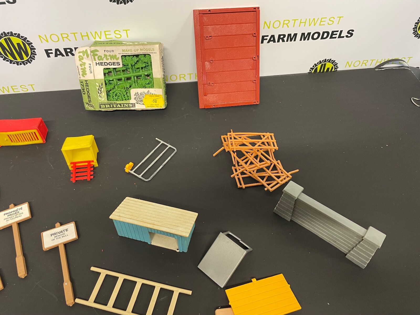 BRITAINS 132 SCALE FARM ACCESSORIES, HEDGES, SIGNS, HAY STACKS, WALLS