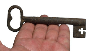 ANCIENT BYZANTINE HUGE IRON UNDATED CHURCH KEY SUPERB DETAIL 95.9 GR 135 MM