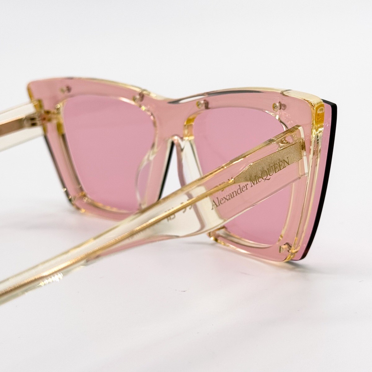 ALEXANDER MCQUEEN キャットアイフレムサンクラス AM0353S 001 Alexander McQueen™ AM0383S Cat-Eye Sunglasses | EyeOns.com