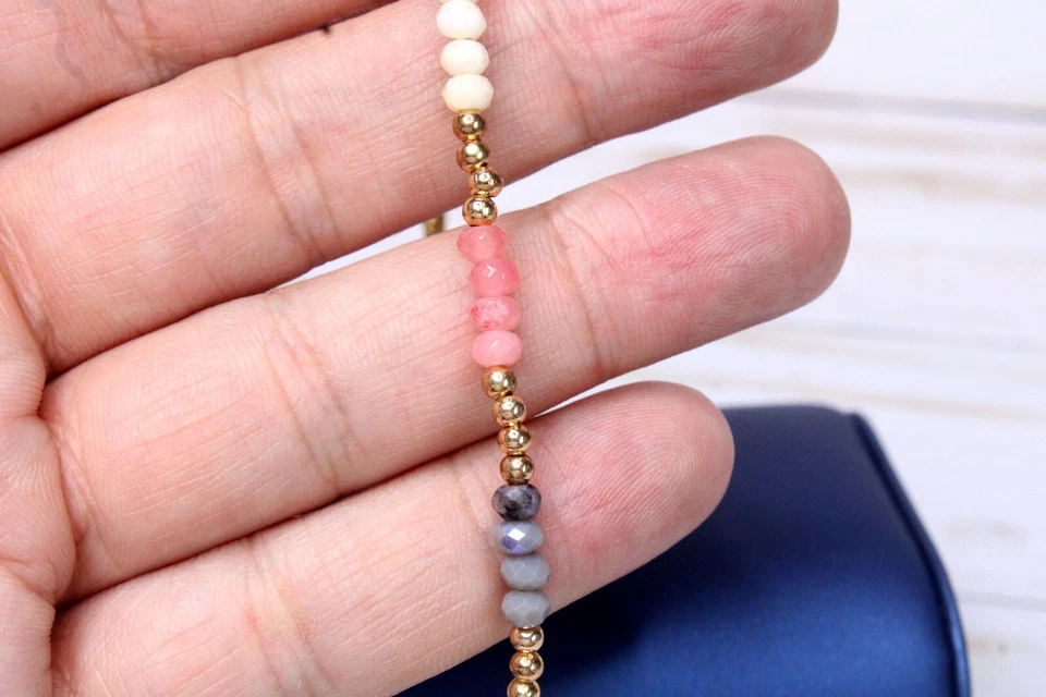 Pulseira Chelas coleção primavera-verão 7" com contas coloridas e extremidades de ametista - Imagem 4 de 4