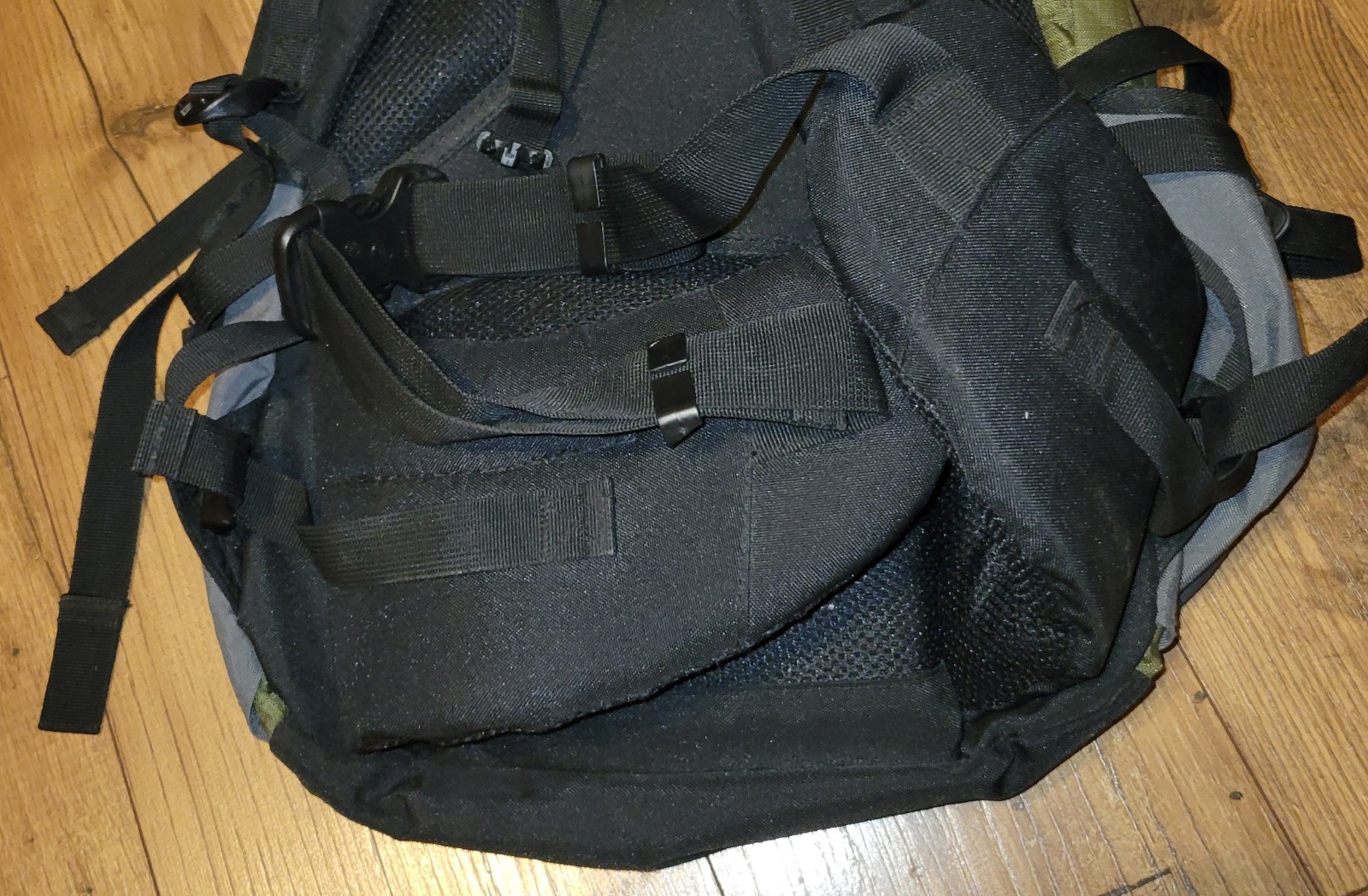 Hi-Tec Nova 65 Hiking Camping Backpack Padded With Internal Frame  Green 