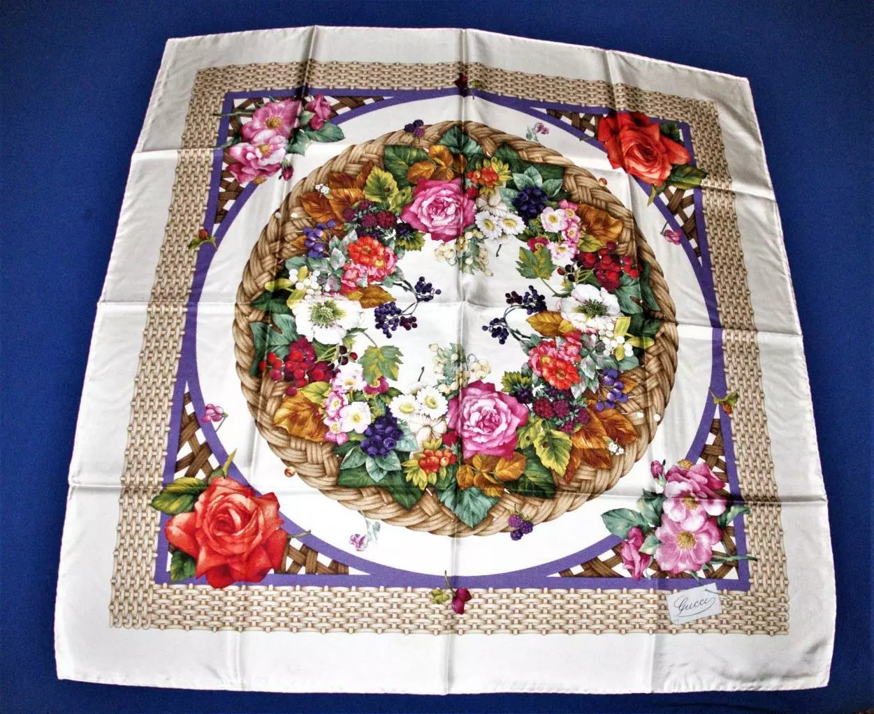 Écharpe femme 100 % soie par GUCCI, tissage floral et panier, 34,5 pouces x 34,5 pouces comme neuf