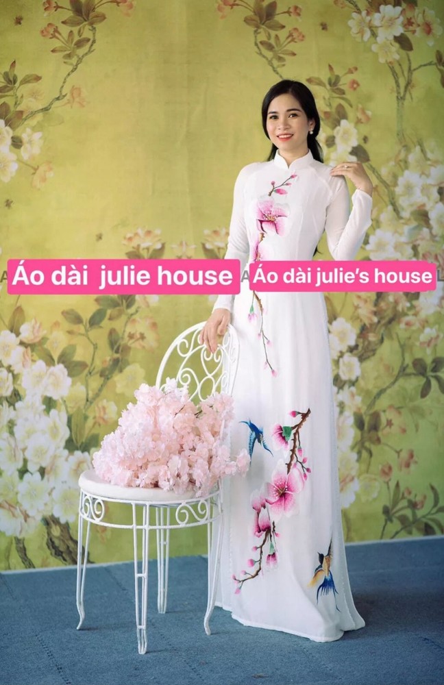 Ao Dai Vietnamese with pants. Lua chiffon thêu thiết kế 4 tà