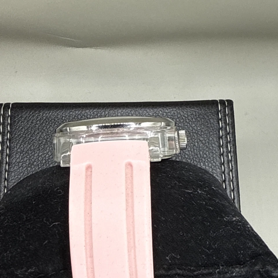 Estojo de acrílico transparente feminino Dooney e Bourke 43 mm com mostrador rosa e branco #0175 - Imagem 2 de 4