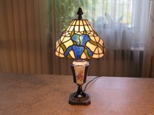 Tiffany Tischlampe  Iris  Handarbeit mit Messing-Porzellanfu&szlig; Bronze patiniert