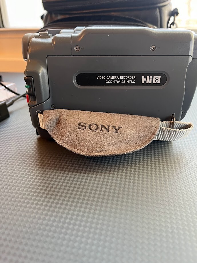 Sony Handycam CCDTRV128 Hi8 Video Camera 8mm Camcorder + Case Battery
