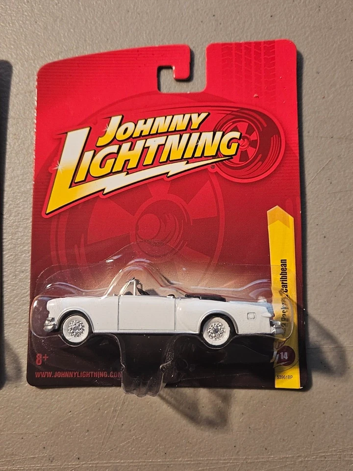 Johnny Lightning Forever 64 1:64 White Lightning 1953 Packard Caribbean + Reg. Foto 4 de 4