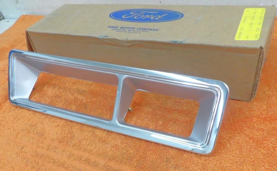 1977 1978 1979 Lincoln Mark V Coupe NOS RH FRONT SIDE MARKER CORNER LAMP BEZEL - Image 4 of 4