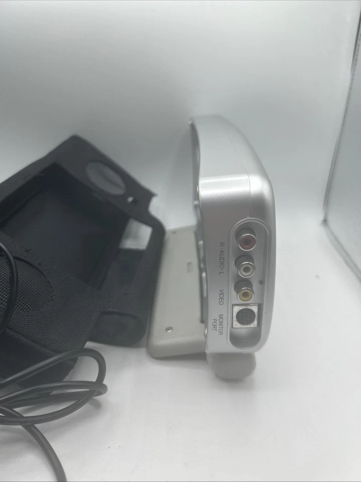 AUDIOVOX 5.6 " LCD Detachable Monitor VBP3000 with Case & S-video Hookup - Image 3 of 4