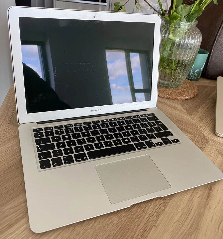 Apple MacBook Air 13" 2015 · i5 · 4GB · 128GB, photo 1 of 3
