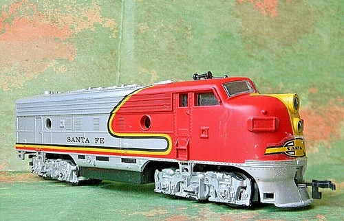 Locomotora diésel de pasajeros FP7 realista ~ SANTA FE ~ condensador SN: 16900 - HO | Zustand: Used
